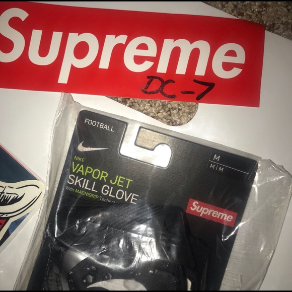Supreme Nike vaporfly football gloves size M DS - Picture 2 of 3